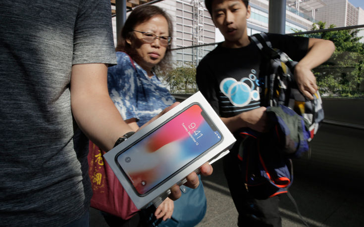 Παροξυσμός στα Apple Stores για ένα νέο iPhone X 11 AP_17307128583133