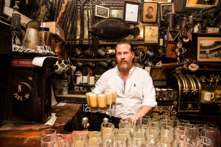 Το μπαρ που σερβίρει μόνο δυο μπύρες και δεν επιτρέπονταν οι γυναίκες