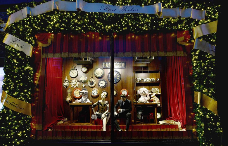 Οι Dolce & Gabbana «έντυσαν» χριστουγεννιάτικα το Harrods 39 dmtkrln1