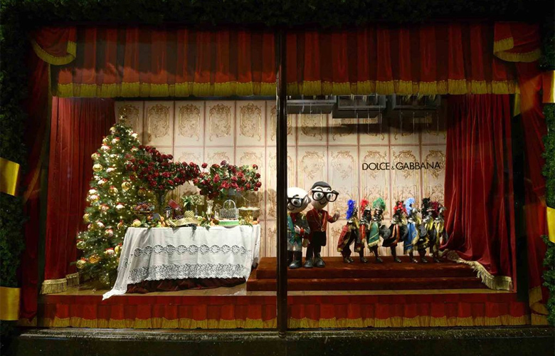 Οι Dolce & Gabbana «έντυσαν» χριστουγεννιάτικα το Harrods 38 dmtkrln2
