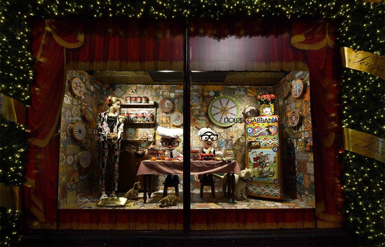 Οι Dolce & Gabbana «έντυσαν» χριστουγεννιάτικα το Harrods 36 dmtkrln3