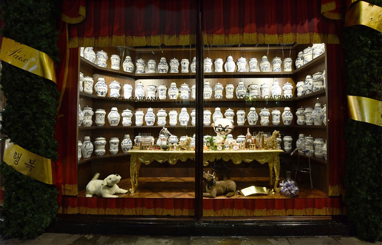 Οι Dolce & Gabbana «έντυσαν» χριστουγεννιάτικα το Harrods 35 dmtkrln4