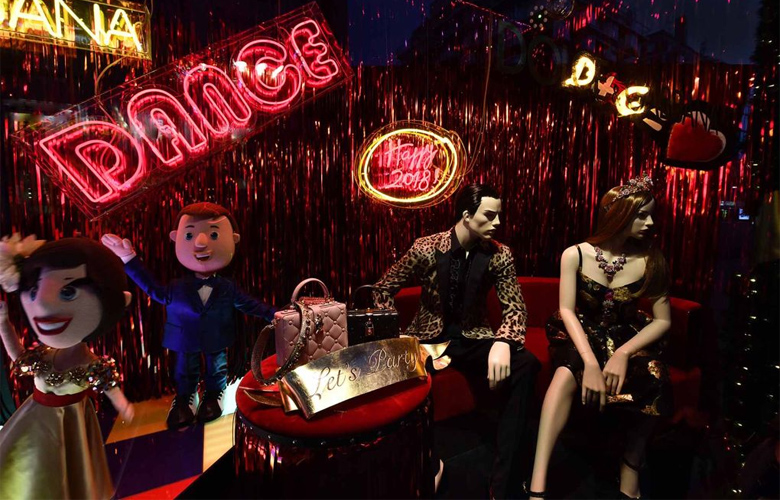 Οι Dolce & Gabbana «έντυσαν» χριστουγεννιάτικα το Harrods 34 dmtkrln6