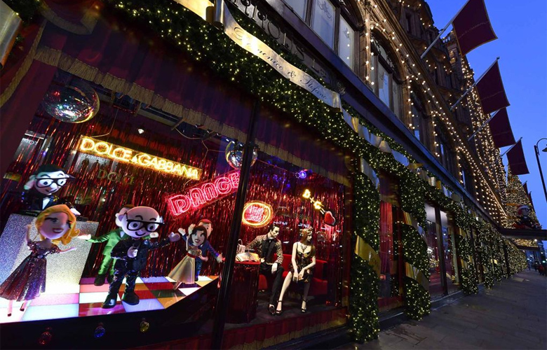 Οι Dolce & Gabbana «έντυσαν» χριστουγεννιάτικα το Harrods 33 dmtkrln7