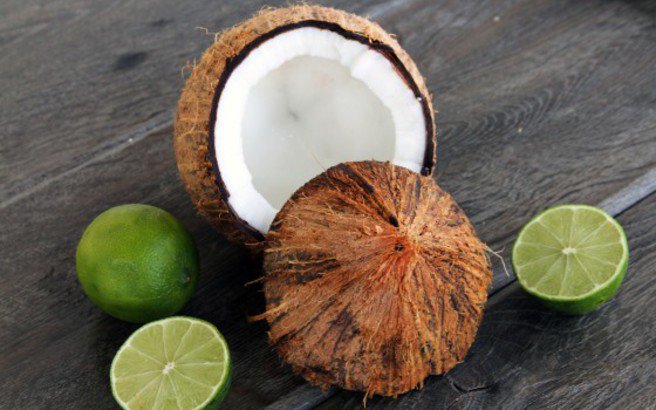 Καρύδα και λεμόνι για ίσια μαλλιά