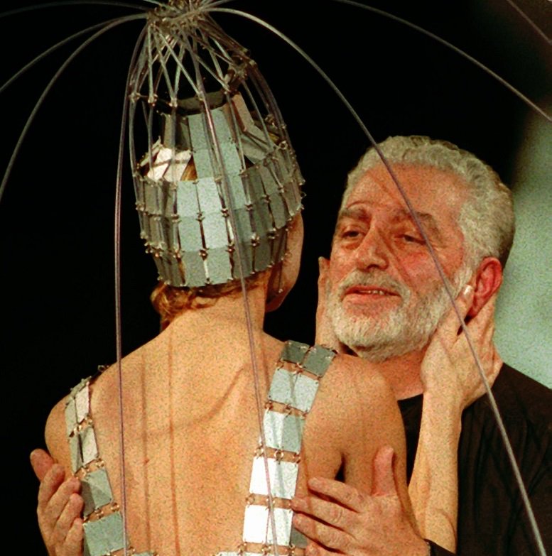 Ο αρχιτέκτονας που έφτιαξε το πιο σέξι ανδρικό άρωμα του κόσμου 12 PACODRESS1 1