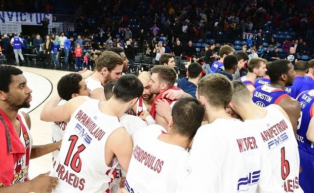 olympiacos piraeus celebrates eb17