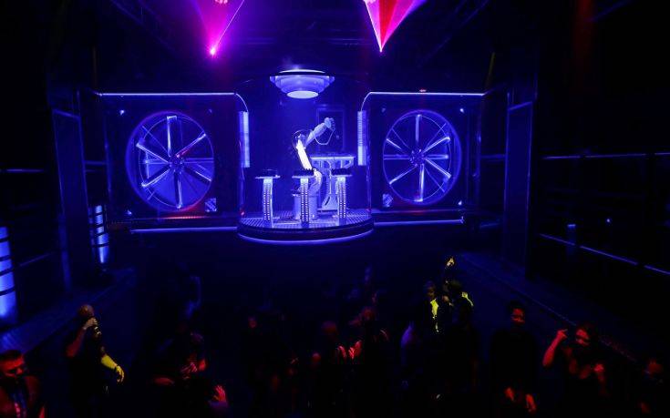 Ρομπότ-dj παίζει μουσική σε νυχτερινό κλαμπ της Πράγας 4 robot