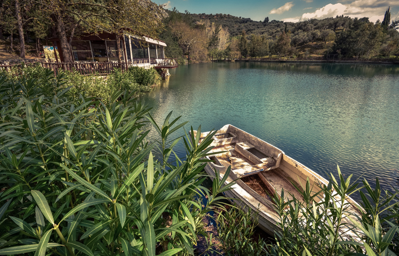 Η όμορφη τεχνητή λίμνη του Ζαρού 12 shutterstock 615605780