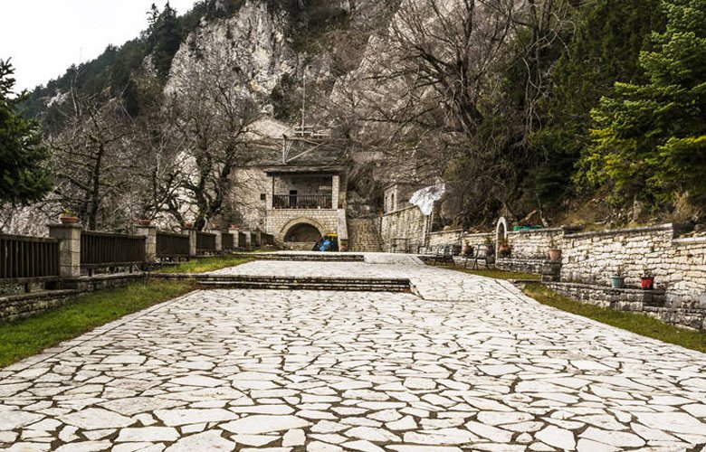 Παναγιά Πελεκητή, φωλιασμένη σε απόκρημνη πλαγιά των Αγράφων 13 ireiyn3