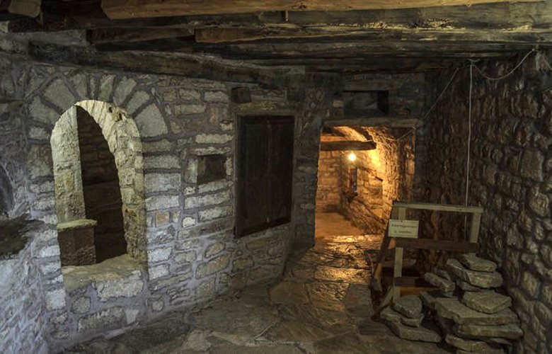 Παναγιά Πελεκητή, φωλιασμένη σε απόκρημνη πλαγιά των Αγράφων 12 ireiyn4
