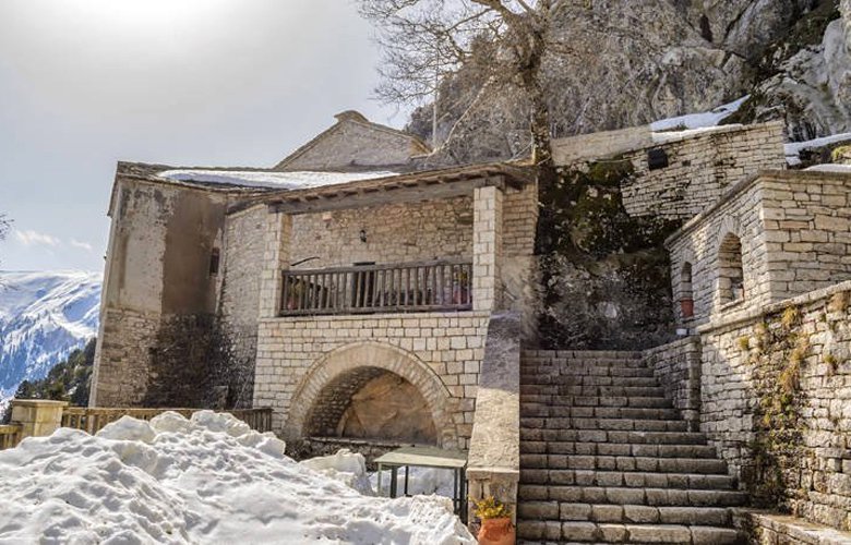 Παναγιά Πελεκητή, φωλιασμένη σε απόκρημνη πλαγιά των Αγράφων 11 ireiyn5