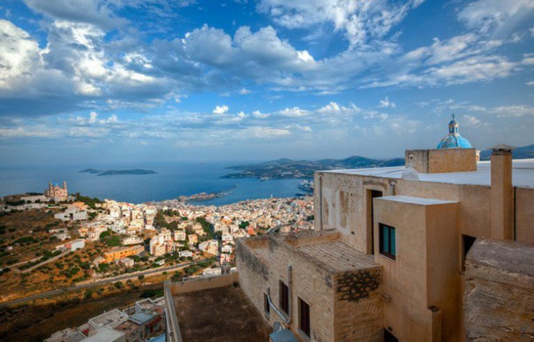 Η Άνω Σύρος διατηρεί ανόθευτο το μεσαιωνικό της χρώμα