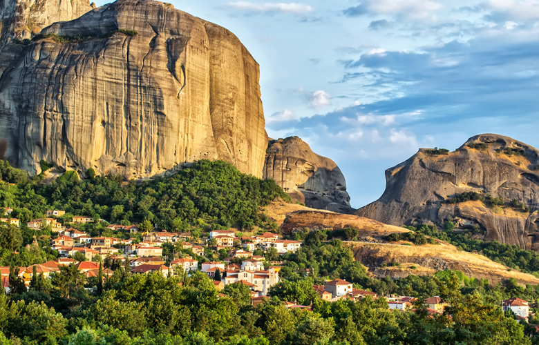 Καστράκι, βυθισμένο ανάμεσα στους πανύψηλους βράχους των Μετεώρων 12 shutterstock 233475388