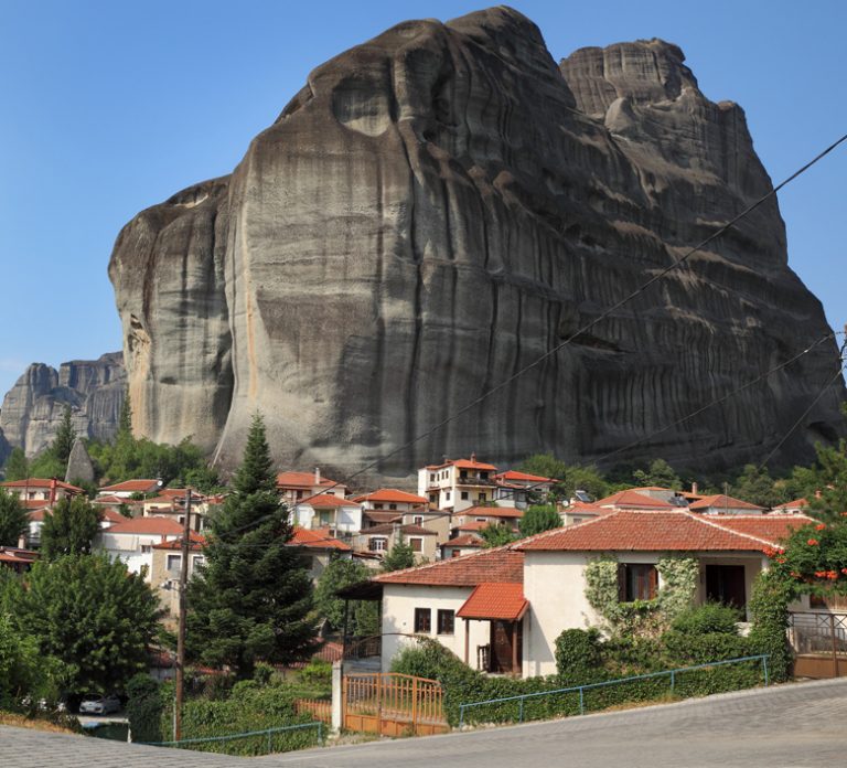 Καστράκι, βυθισμένο ανάμεσα στους πανύψηλους βράχους των Μετεώρων