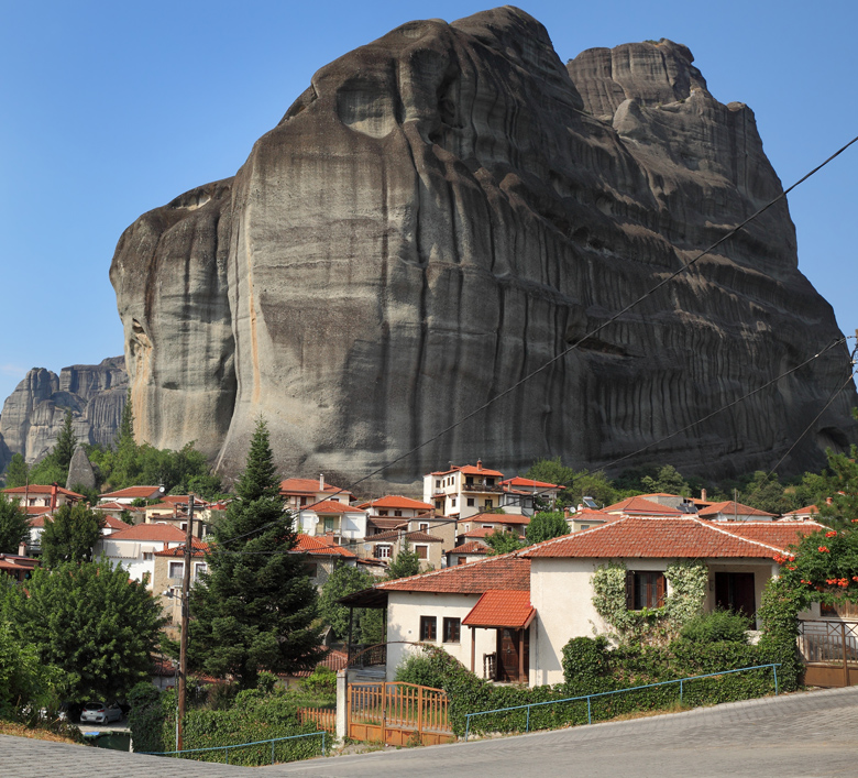 Καστράκι, βυθισμένο ανάμεσα στους πανύψηλους βράχους των Μετεώρων 10 shutterstock 483088501