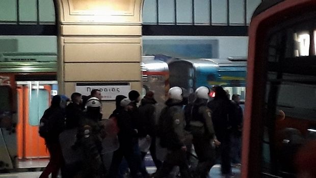 Κατέβασαν τους οπαδούς της ΑΕΚ οι λιμενικοί 4 1