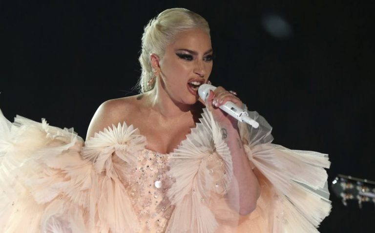 Η Lady Gaga σταματά την περιοδεία της λόγω ισχυρών πόνων
