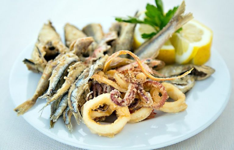 Τρώμε νόστιμα μεζεδάκια σε στοές της Αθήνας