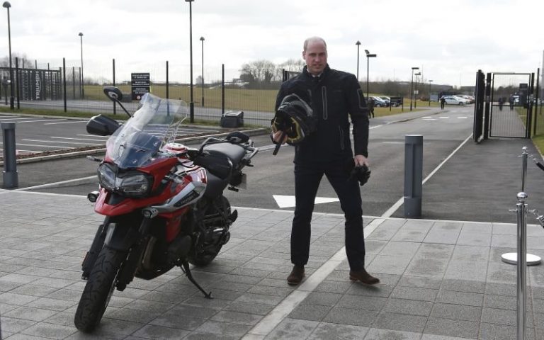 Easy rider o Πρίγκιπας Ουίλιαμ πάνω σε μία Triumph Tiger 1200