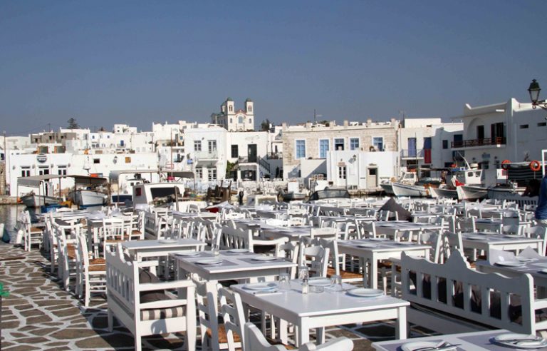 Νάουσα, το πανέμορφο ψαροχώρι της Πάρου με το γραφικό λιμανάκι