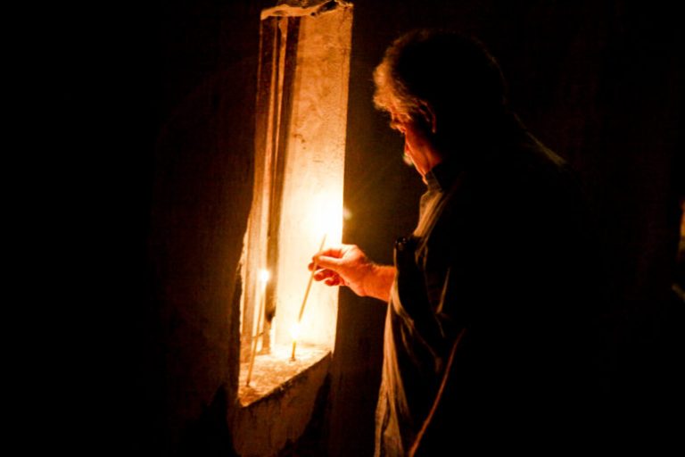 Ακολουθία του Επιταφίου όπως γίνεται στο Άγιο Όρος στη Σκίαθο