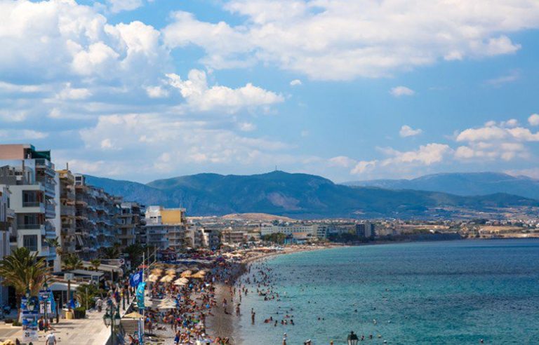 Το Λουτράκι με τη ρετρό κοσμοπολίτικη ατμόσφαιρα