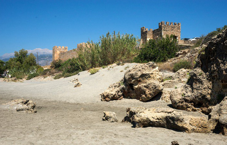 Το βενετσιάνικο κάστρο με τους πολυθρύλητους Δροσουλίτες 9 9j8yeweb