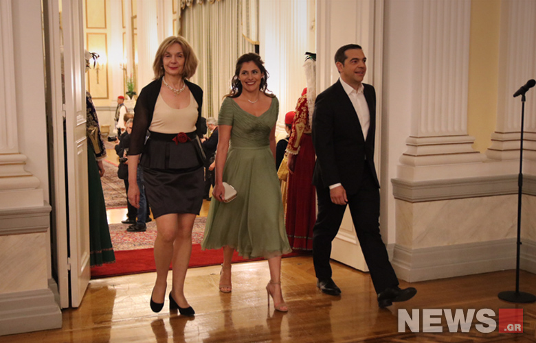 Η σικ και λαμπερή παρουσία της Μπέττυς Μπαζιάνα δίπλα στην Καμίλα 15