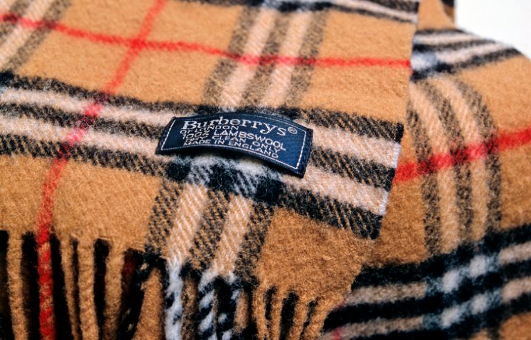 Στάχτη και Burberry στοκ εκατομυρίων για να μην πουληθεί φθηνά