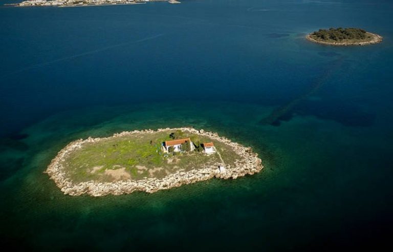 Άγιος Δημήτριος, το νησί με τα κρυμμένα μυστικά
