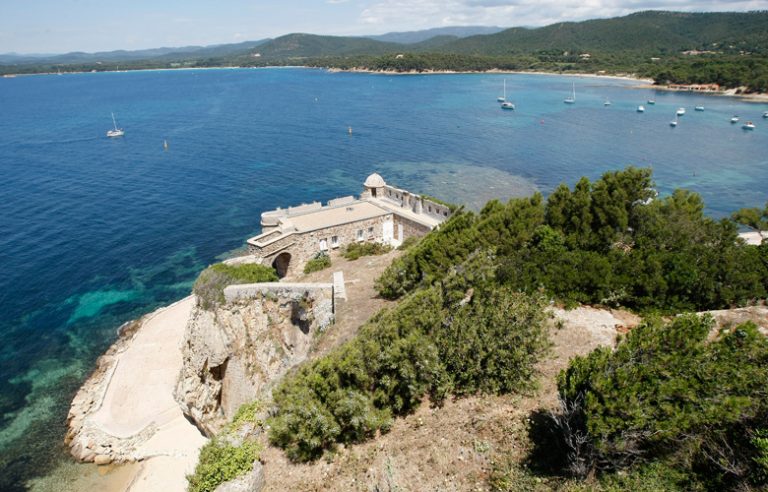 Ήλιος, βουτιές και δεξιώσεις για το ζεύγος Μακρόν στις διακοπές τους