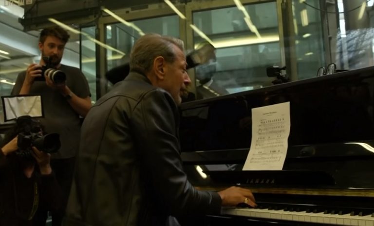Ο Γκόλντμπλουμ παίζει πιάνο σε σιδηροδρομικό σταθμό του Λονδίνου