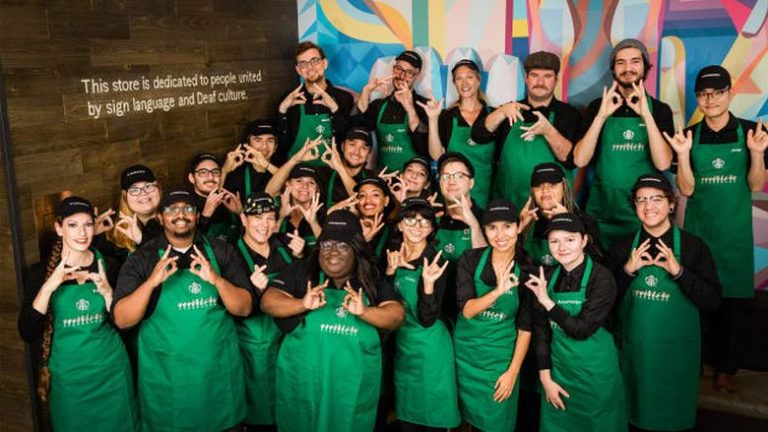 Η Starbucks ανοίγει το πρώτο κατάστημα σε νοηματική γλώσσα στις ΗΠΑ
