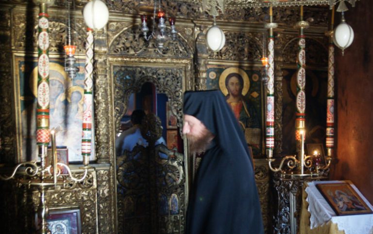 Η Ιερά Μονή που στέκεται στην άκρη ενός απότομου βράχου