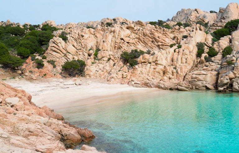 Καπρέρα, ένα μικρό και όμορφο νησί που βρίσκεται κατά μήκος του αρχιπελάγους Λα Μανταλένα