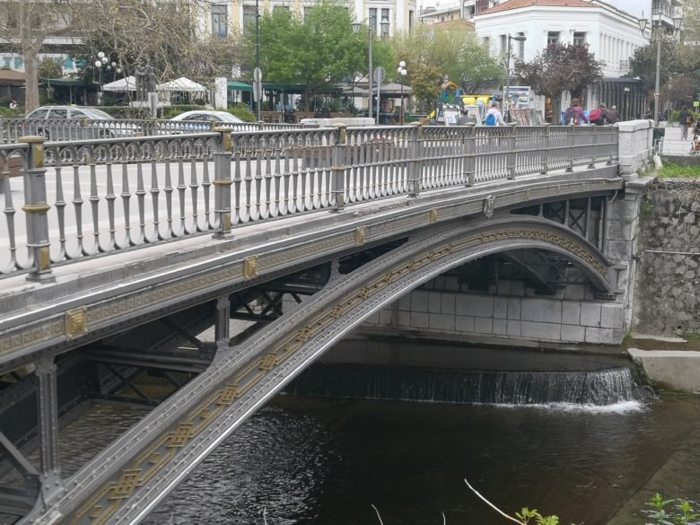 Πόλος έλξης των επισκεπτών η σιδερένια πεζογέφυρα στα Τρίκαλα 10 28 3 2019 pezogefira4 e1553945032196