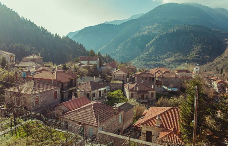 Μεγάλο Χωριό Ευρυτανίας, ανάμεσα στα έλατα της Καλλιακούδας και την κοιλάδα του Καρπενησιώτη