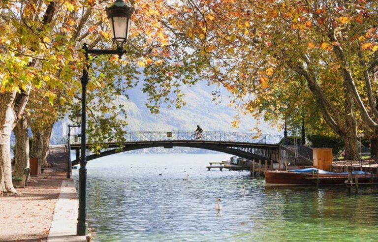 Η άγνωστη πόλη Ανεσί της Γαλλίας που αποτελεί κρυφό διαμάντι για όποιον επιλέξει να την επισκεφθεί