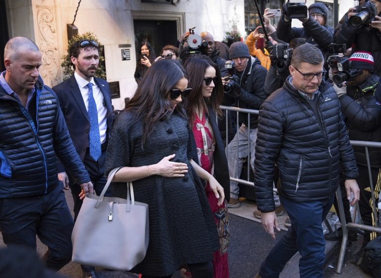 Οι φήμες ότι γεννάει η Μέγκαν φουντώνουν από ακύρωση ταξιδιού του Χάρι
