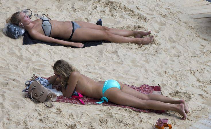 Διστακτικές οι Γαλλίδες με το τόπλες στην παραλία 4 AP 503275777603