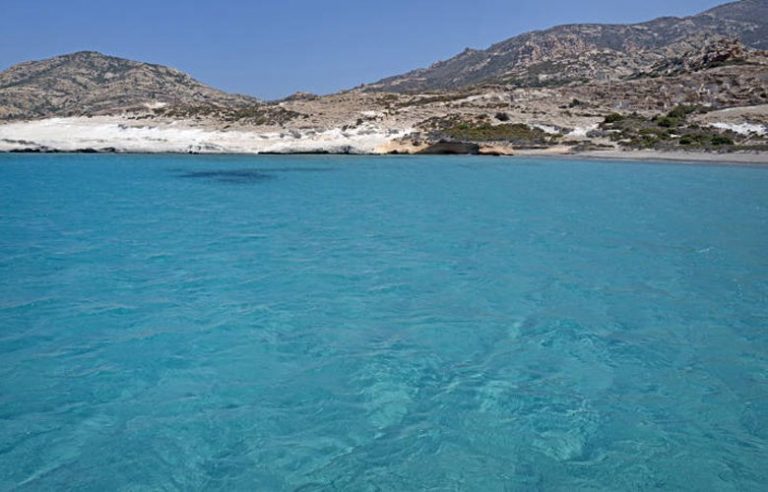 Πολύαιγος, μια γαλάζια «όαση» στη μέση του Αιγαίου