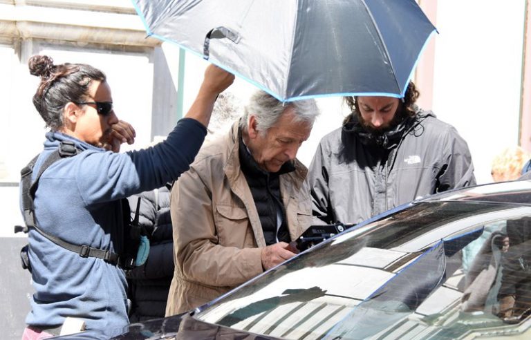 Το Φεστιβάλ Βενετίας τιμά τον Κώστα Γαβρά πριν την πρεμιέρα της νέας του ταινίας «Adults in the Room»