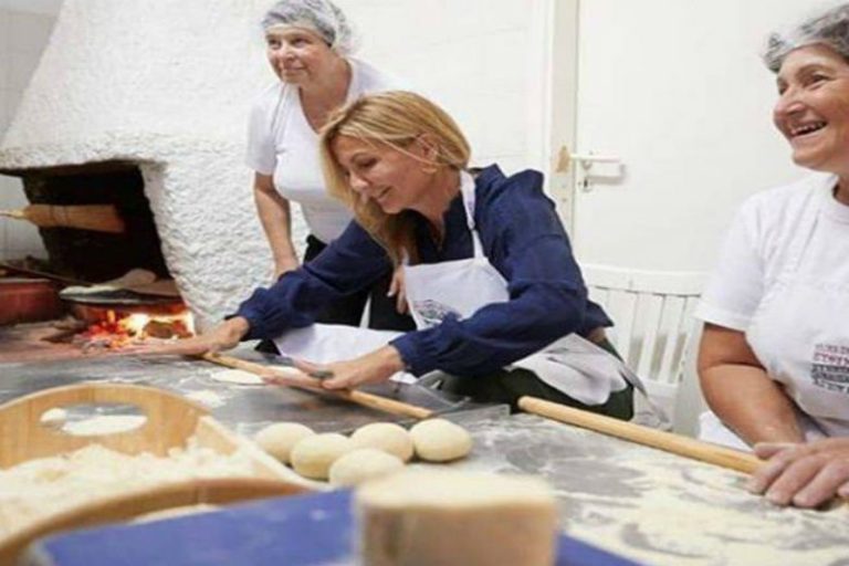 Η Μαρέβα Μητσοτάκη φόρεσε ποδιά και άνοιξε φύλλο