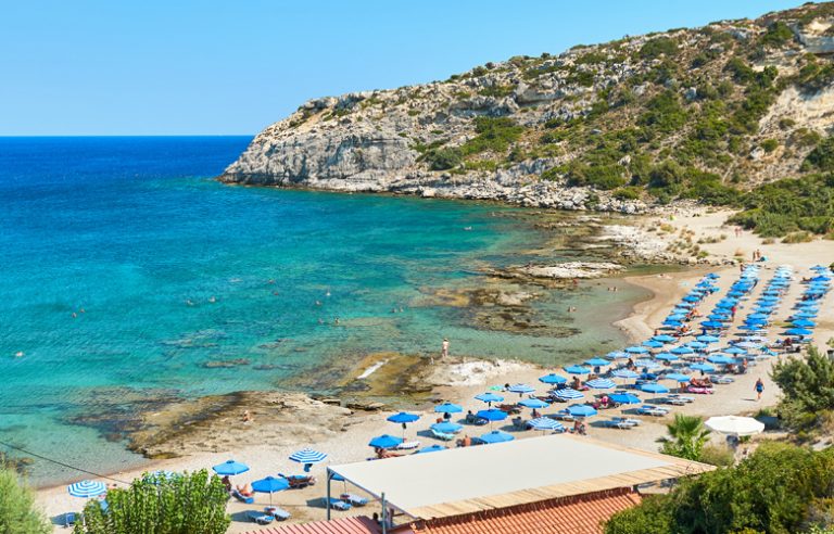 Ανοδικά κινήθηκαν έσοδα και αφίξεις τουριστών τον Αύγουστο