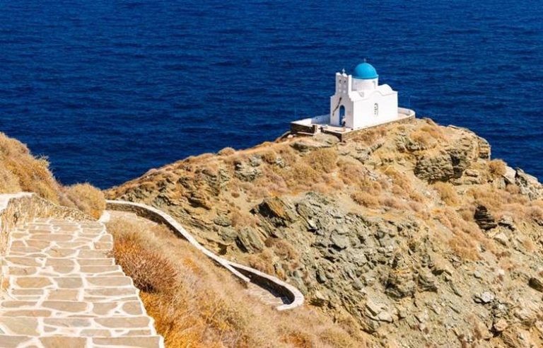 Το γραφικό εκκλησάκι των Επτά Μαρτύρων σκαρφαλωµένο στην κορυφή ενός βράχου