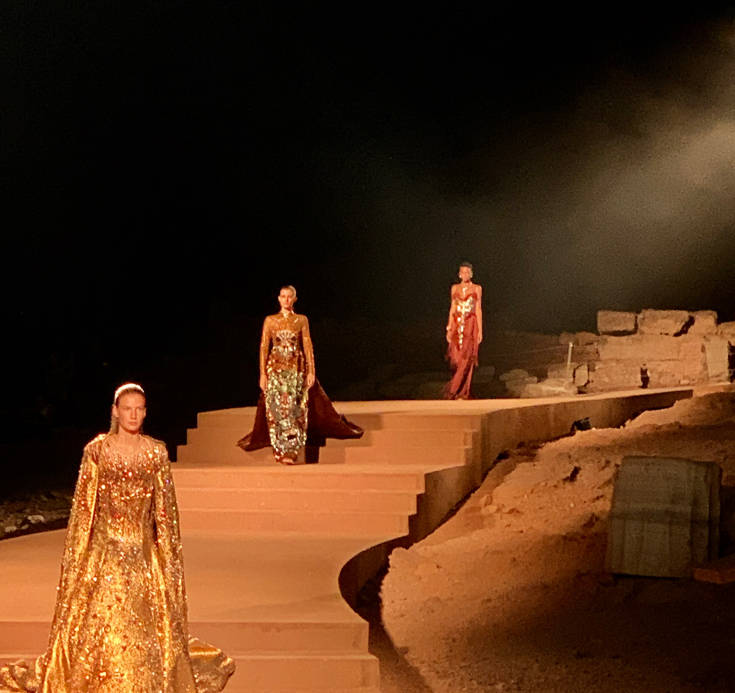 Το εντυπωσιακό fashion show της Μαίρης Κατράντζου στο Ναό του Ποσειδώνα στο Σούνιο