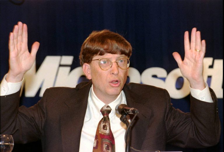 Αμερική εναντίον Microsoft: Η μάχη που κόντεψε να τινάξει τη Silicon Valley στον αέρα