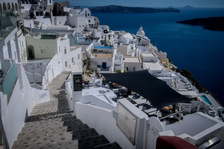 Το ZDF στη Σαντορίνη για το άνοιγμα του ελληνικού τουρισμού
