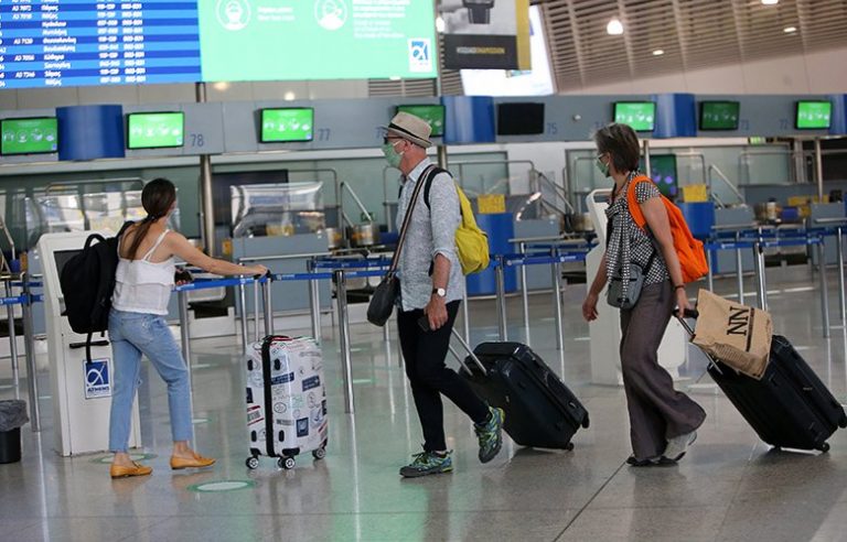 Θεοχάρης: Μέσα στον Ιούλιο οι ημερομηνίες για την υποδοχή Βρετανών τουριστών